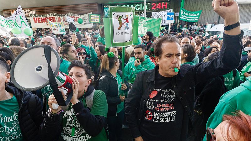 Manifestantes participan en una protesta en defensa de la educación y los servicios públicos