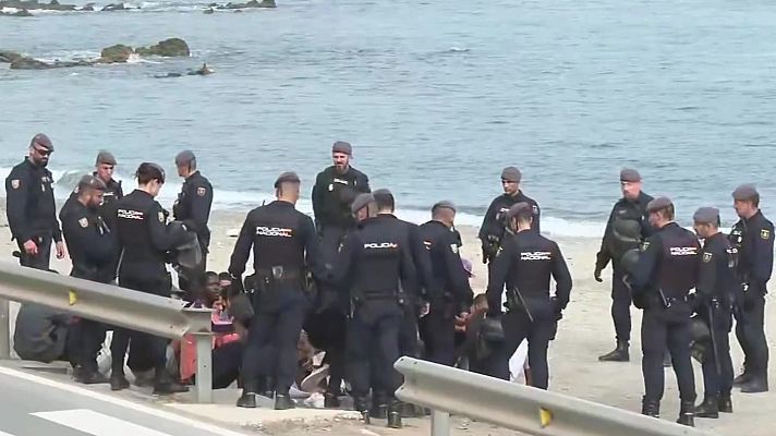  - La Policía Nacional traslada a la frontera a migrantes del CETI con expedientes de expulsión
