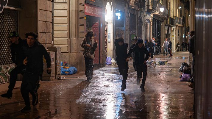 Telediario 2 - La Policía investiga quién alentó los disturbios de Barcelona