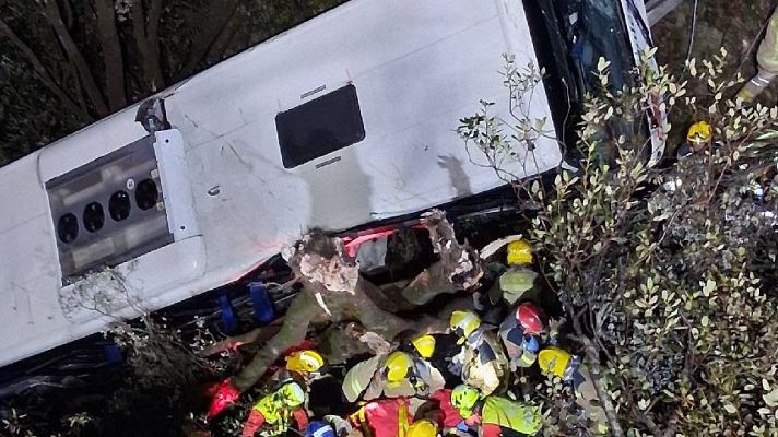 Telediario 2 - Los Mossos investigan si había demasiados pasajeros de pie en el autobús accidentado en Fogars