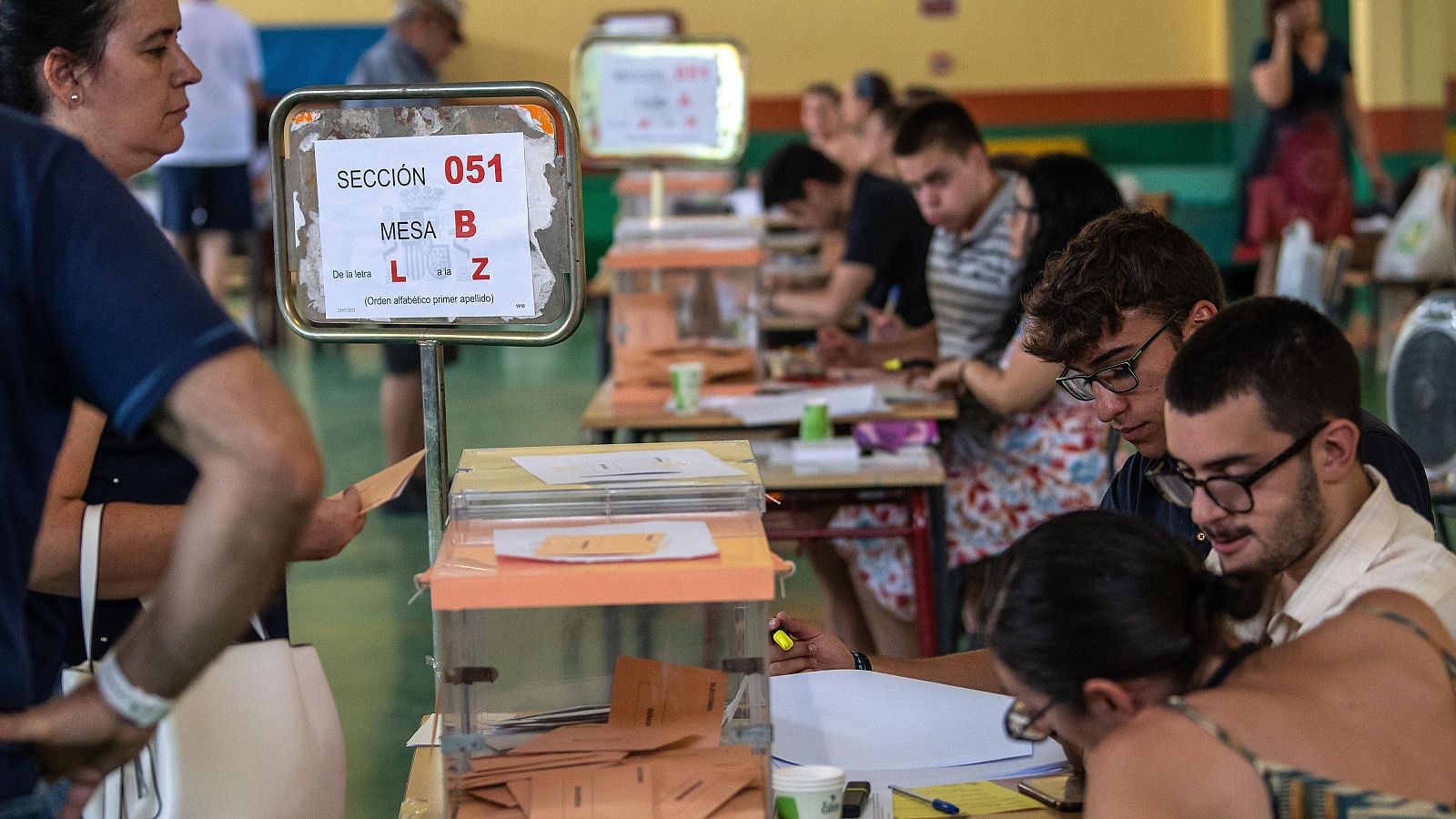 Tener un viaje reservado no exime de ser miembro de una mesa electoral