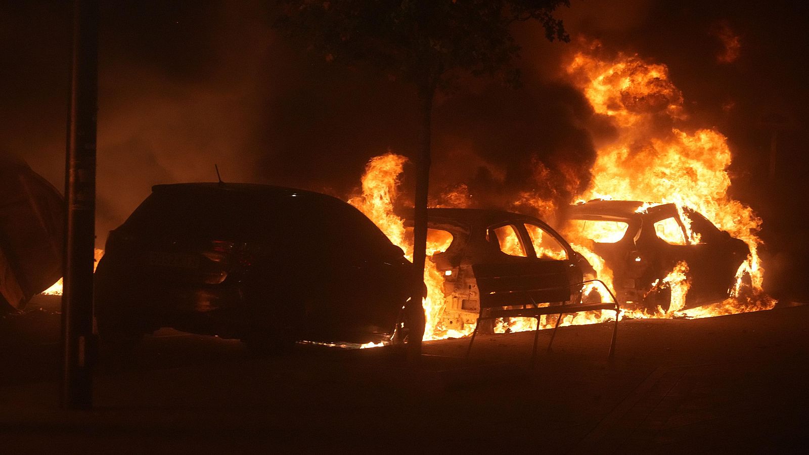 Varias personas incendian coches y contenedores, tras una concentración de diversos agentes sociales en Bilbao