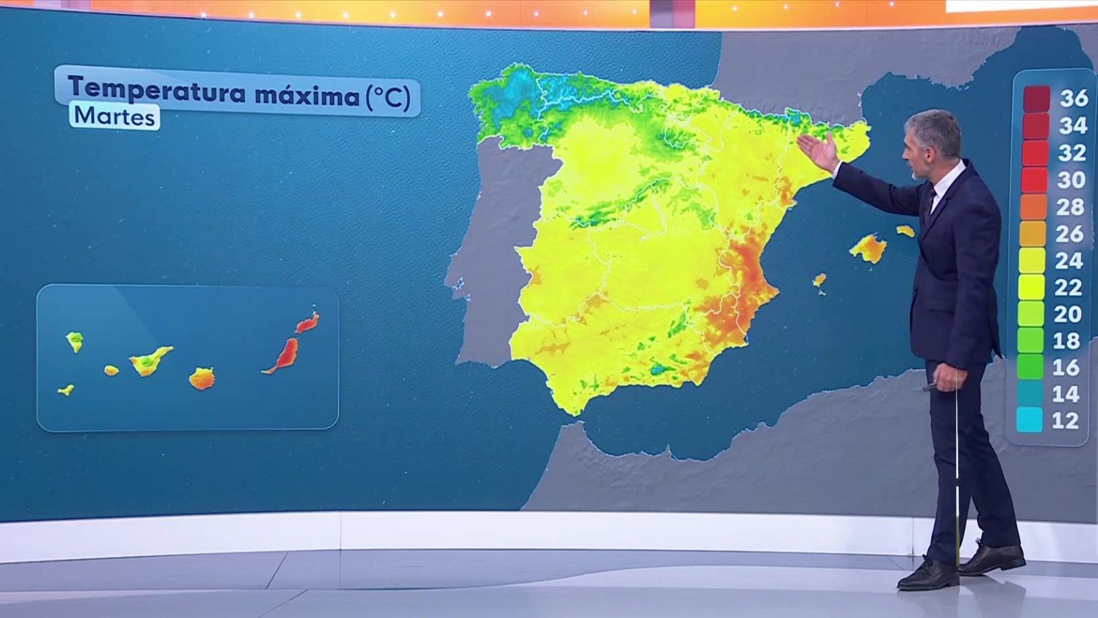 Roberto Brasero presenta el tiempo en un plató ante una gran pantalla curva con un mapa térmico de España y una escala de temperaturas.