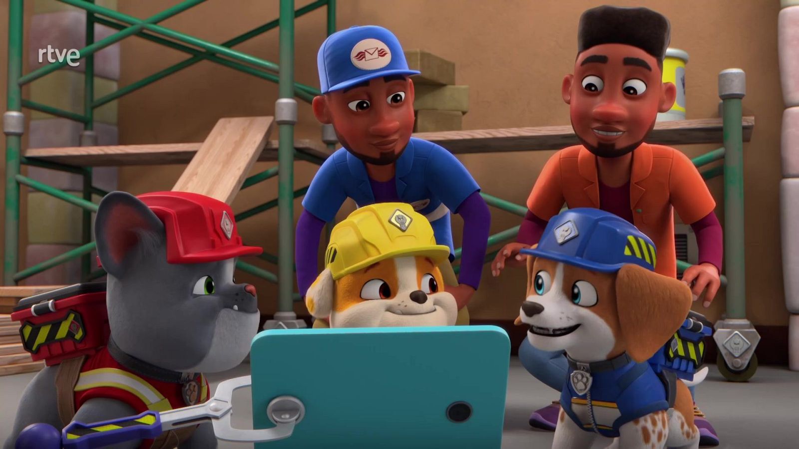 Cachorros de construcción y adultos miran atentamente una tableta digital azul en una zona de obras con andamios.