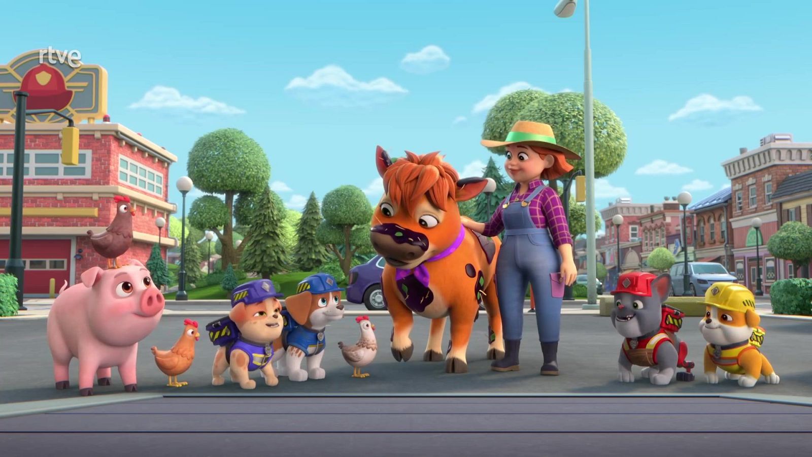 La granjera Faye acaricia a un ternero junto a cachorros del Equipo Rubble y varios animales de granja en una calle.