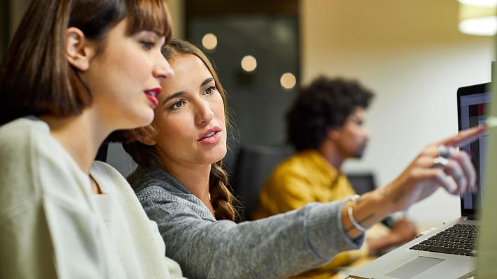 Telediario 2 - Récord de empleo femenino en España: dos de cada tres nuevos contratos los firmaron mujeres