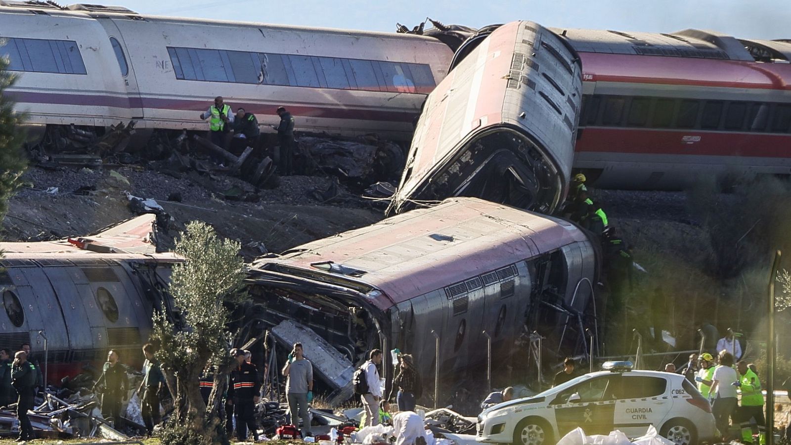 Imagen generada por IA que simula un grave accidente de trenes de alta velocidad en un terraplén, con vagones destrozados y equipos de emergencia trabajando junto a un coche policial.