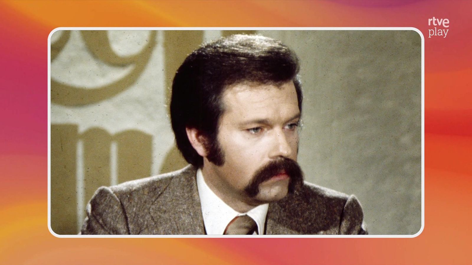 Imagen de archivo de los años 70 que muestra al periodista José María Íñigo con traje formal y su característico bigote en un plató.