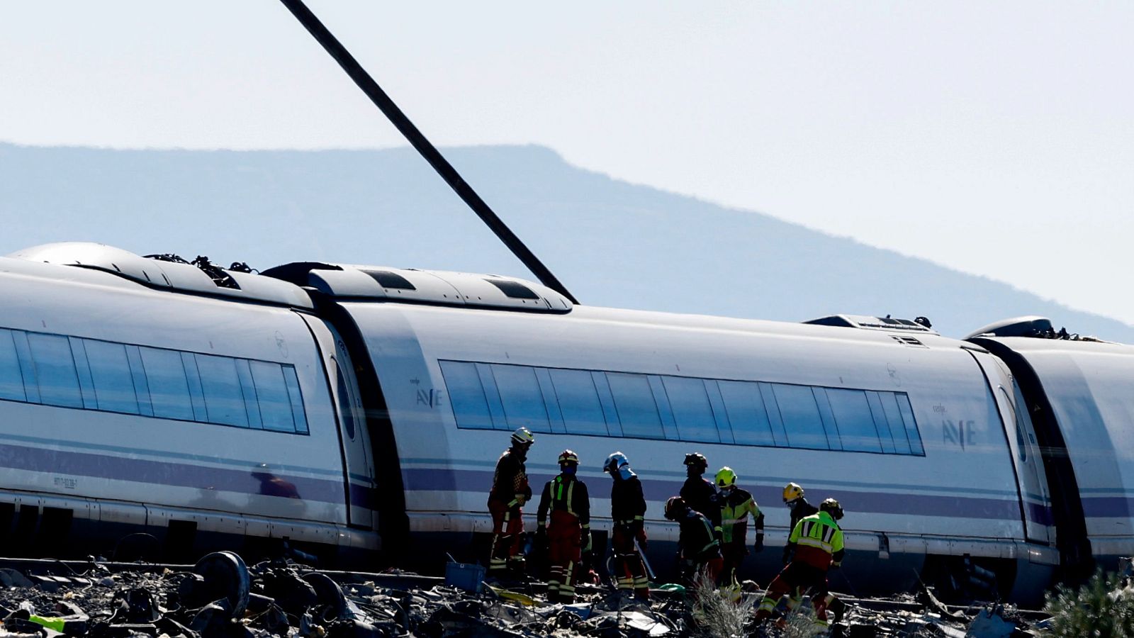 Servicios de emergencia y Guardia Civil en el lugar del accidente ferroviario de Urda (Toledo)