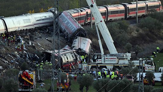 "Desconecte, vuelva a conectar y reanude marcha normal": las conversaciones entre Adif y los trenes del accidente en Urda