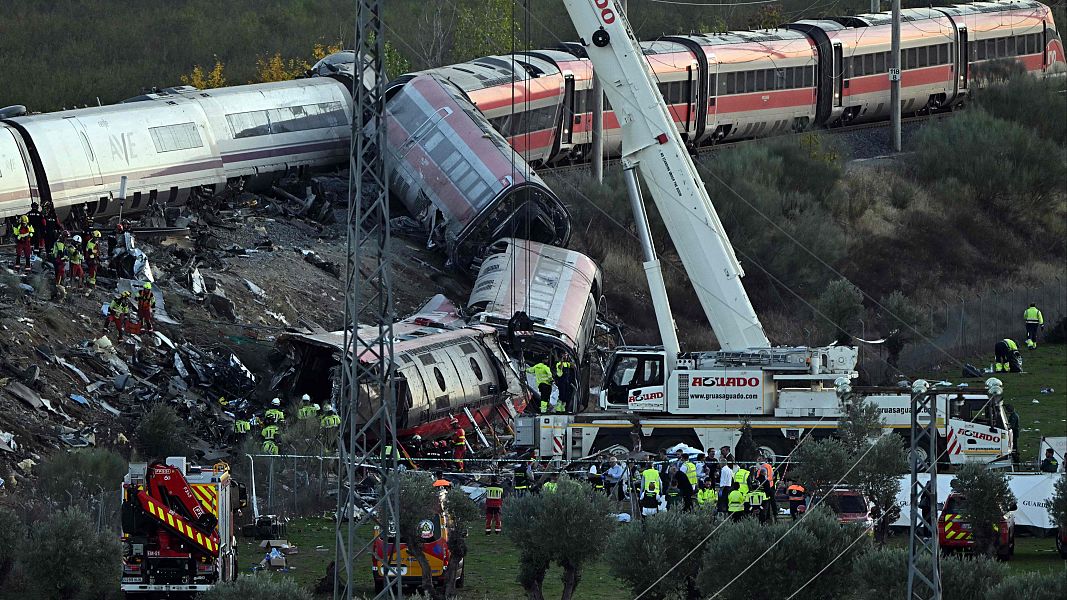 "Desconecte, vuelva a conectar y reanude marcha normal": las conversaciones entre Adif y los trenes del accidente en Urda