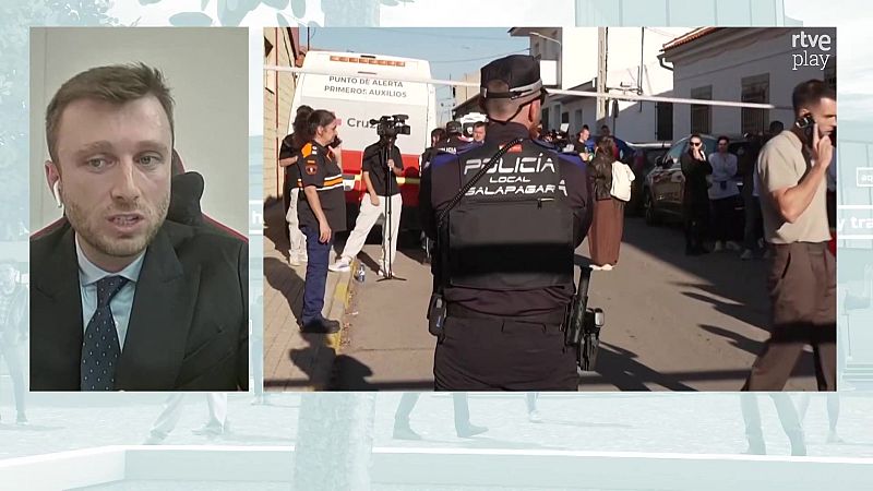 Pantalla partida con un experto hablando en directo a la izquierda y una calle urbana acordonada con presencia policial y de emergencias a la derecha.