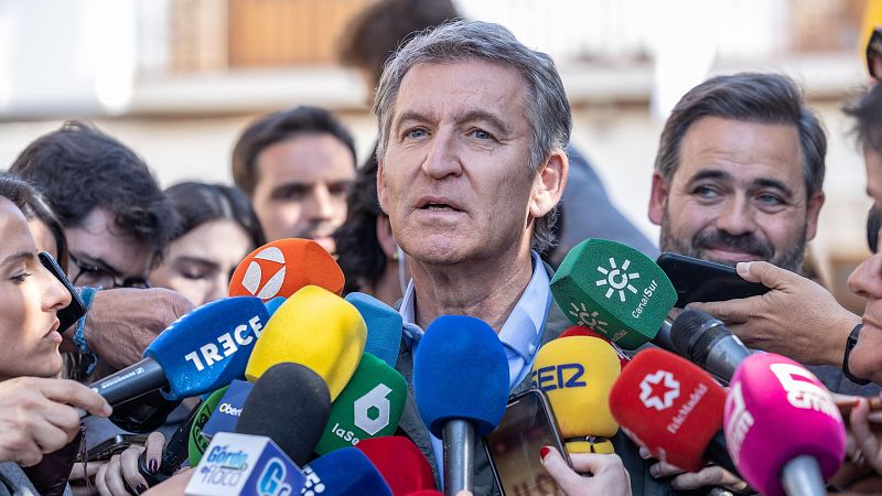 El líder del PP, Alberto Núñez Feijóo, hace una declaración a la prensa este jueves, tras visitar el puesto de mando avanzado habilitado por el accidente ferroviario en Urda (Toledo).