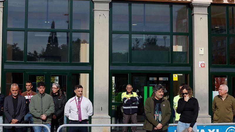 rabajadores de Adif guardan cinco minutos de silencio para mostrar su pesar por el accidente ferroviario
