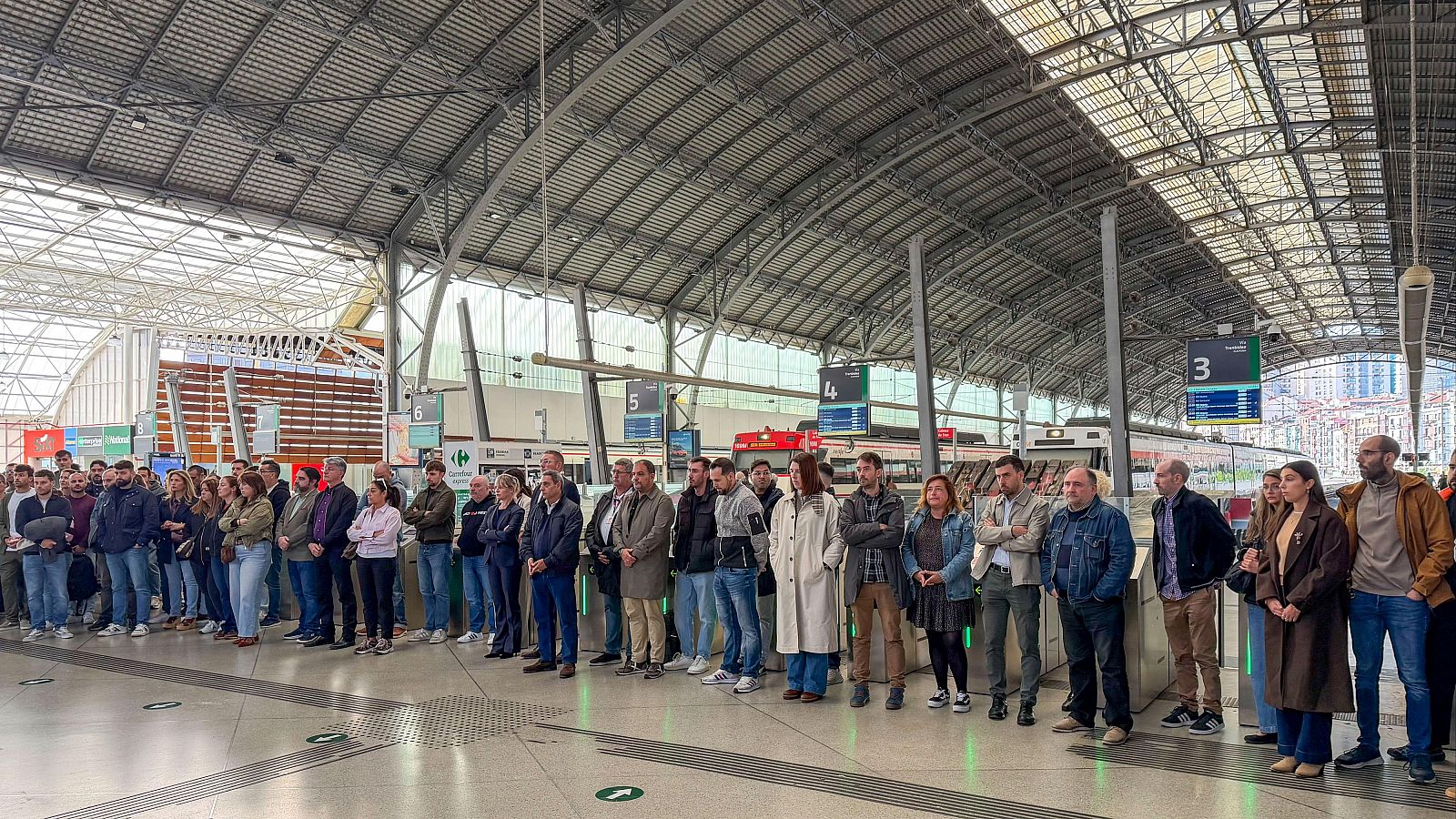 Trabajadores de Renfe y Adif se han concentrado en Bilbao en memoria de las víctimas de Urda