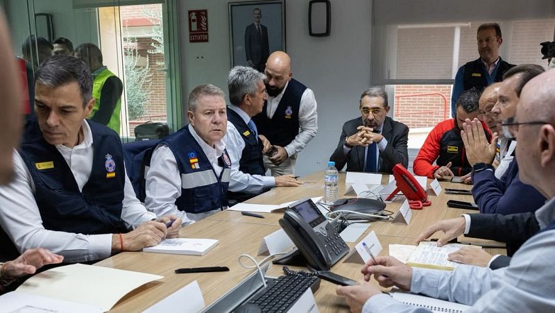 El presidente del Gobierno, Pedro Sánchez, el presidente de Castilla-La Mancha, Emiliano García-Page, y el ministro de Transportes y Movilidad Sostenible, Óscar Puente, en la reunión del CECOPI en Toledo.