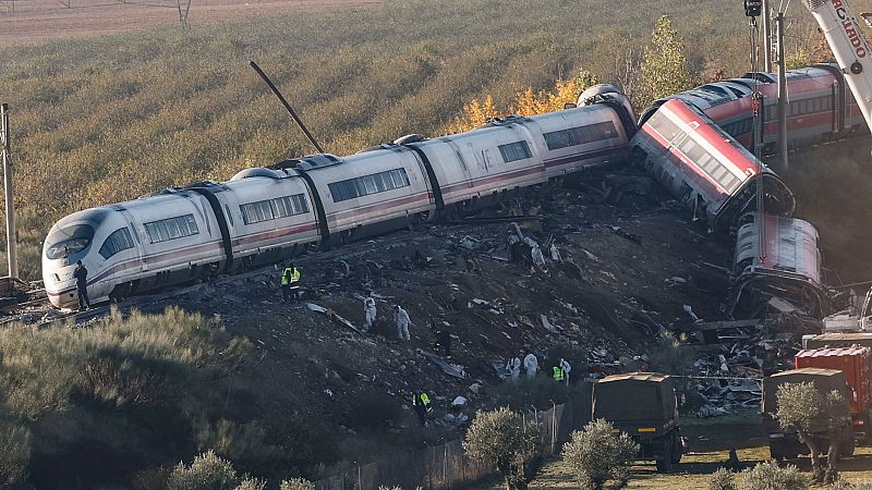 Camiones del ejército y grúas pesadas trabajan este jueves en los convoyes de los trenes de Renfe e Iryo que colisionaron en Urda (Toledo)