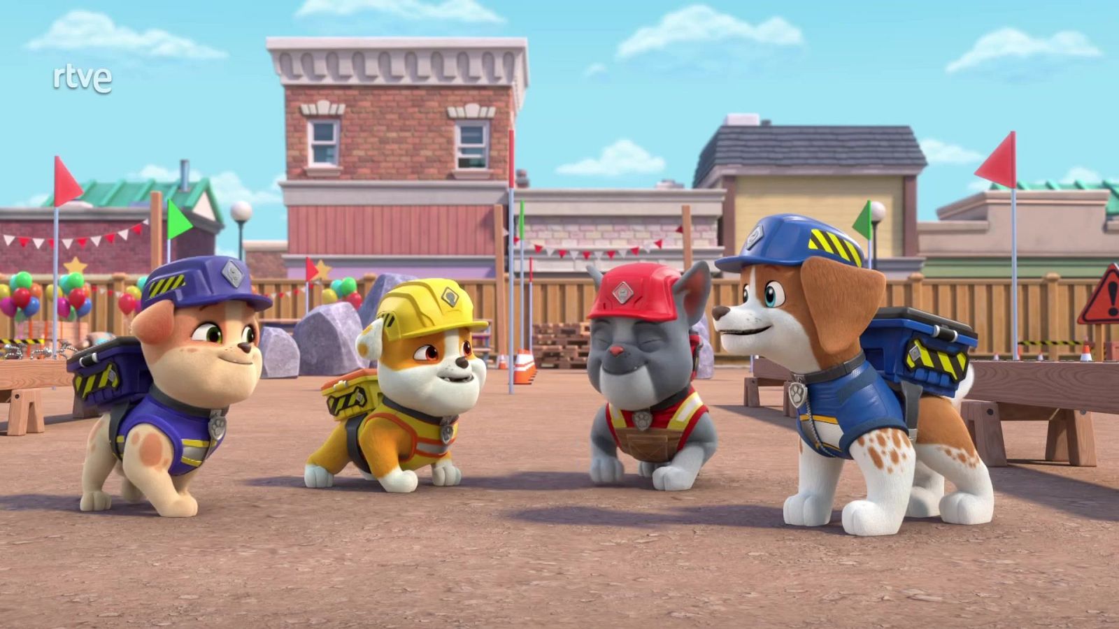 Cuatro cachorros de perro constructores con cascos y chalecos de obra se reúnen alegremente en una plaza urbana decorada con banderines y globos.