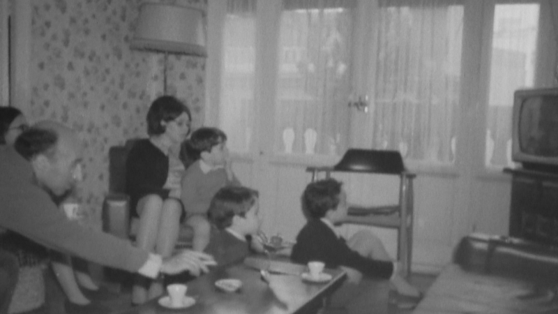 Una familia vasca ve la tele en el salón de su casa en los años 60