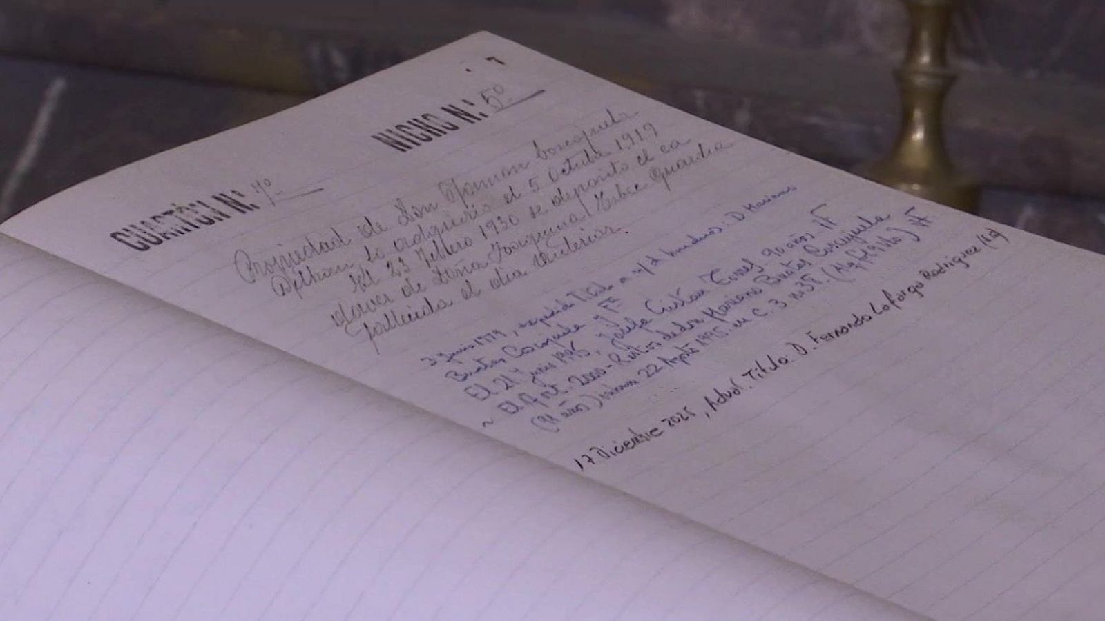 Página abierta de un libro de registro histórico con anotaciones manuscritas sobre sepulturas, encabezados de cuartón y nicho, y detalles sobre enterramientos fechados a lo largo del siglo XX y XXI.
