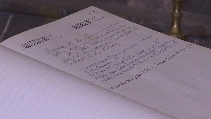Página abierta de un libro de registro histórico con anotaciones manuscritas sobre sepulturas, encabezados de cuartón y nicho, y detalles sobre enterramientos fechados a lo largo del siglo XX y XXI.