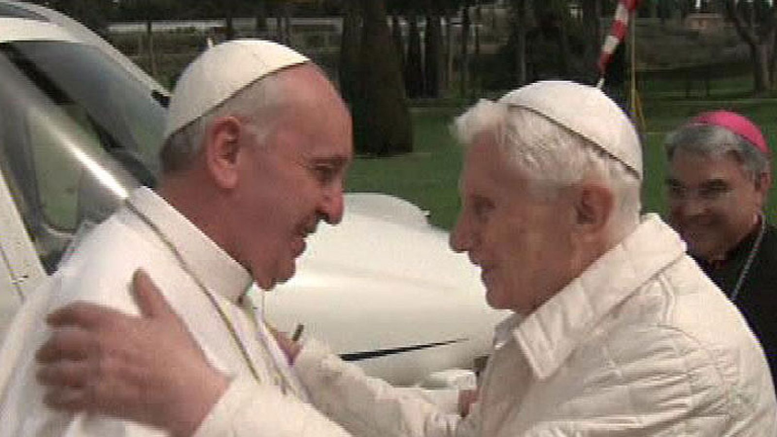 Francisco y Benedicto XVI se funden en un abrazo en Castelgandolfo en su primer encuentro - Informativo 24h | Ver