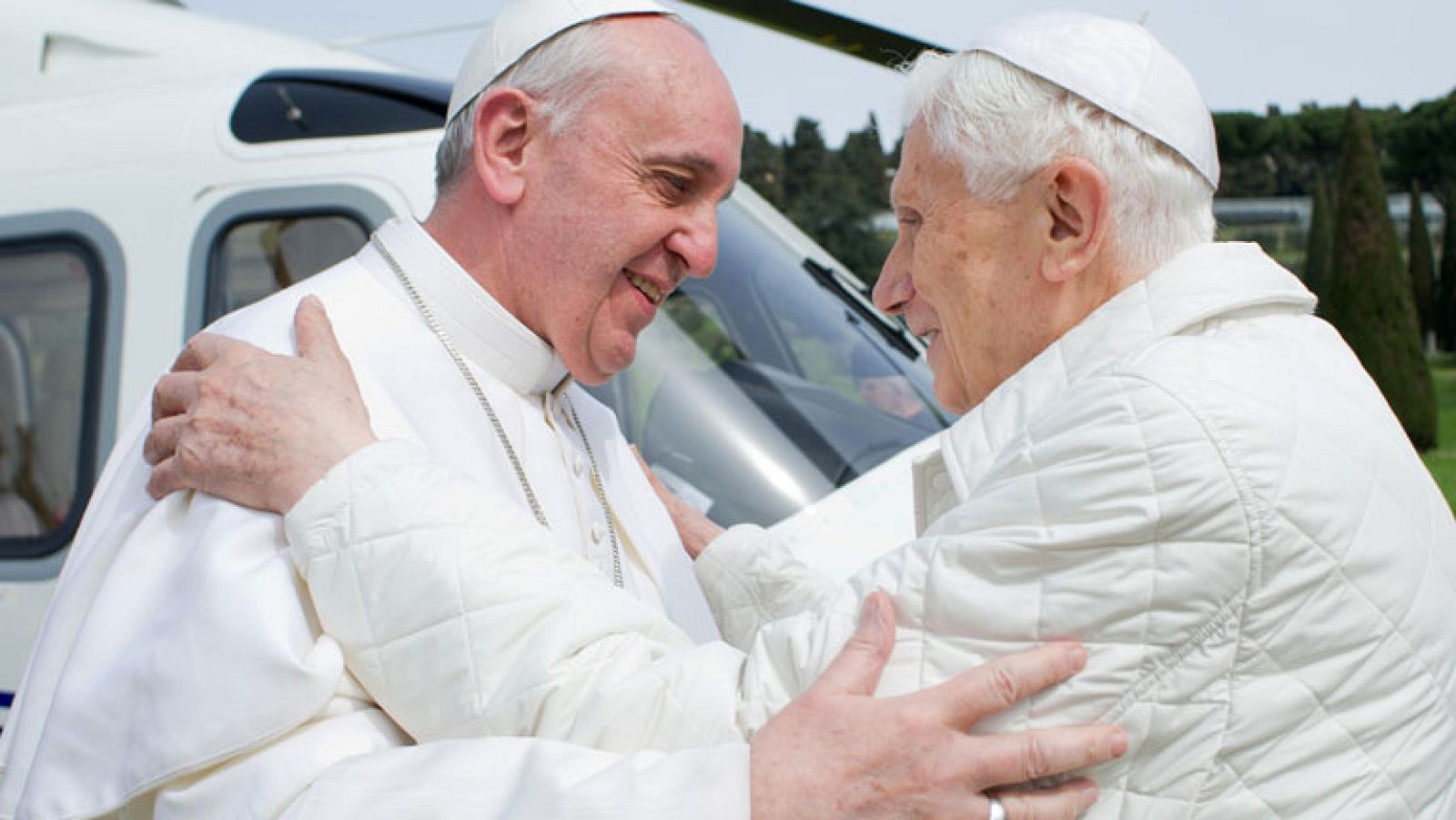 Francisco y Benedicto XVI se funden en un abrazo en Castel Gandolfo en su primer encuentro