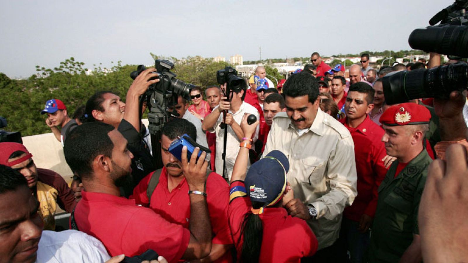 Maduro imita la estrategia mediática de Chávez