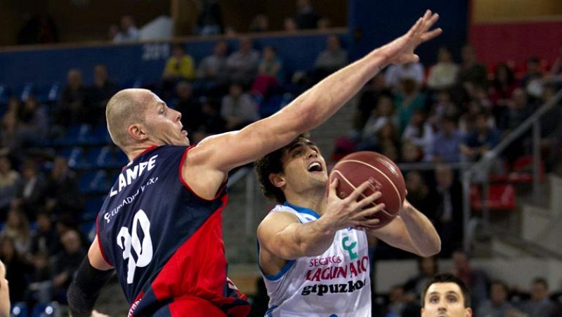 En un partido algo extraño, con parciales amplios a favor de cada equipo, el Caja Laboral fue algo más regular y se pudo llevar el derbi vasco contra Lagun Aro.