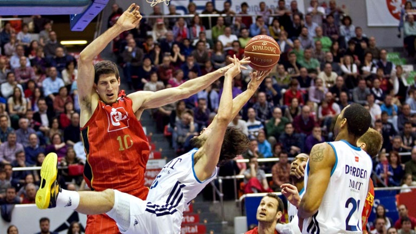 El Real Madrid rompió su racha de tres derrotas consecutivas tras superar al CAI Zaragoza a domicilio gracias a su mayor serenidad en el último cuarto.