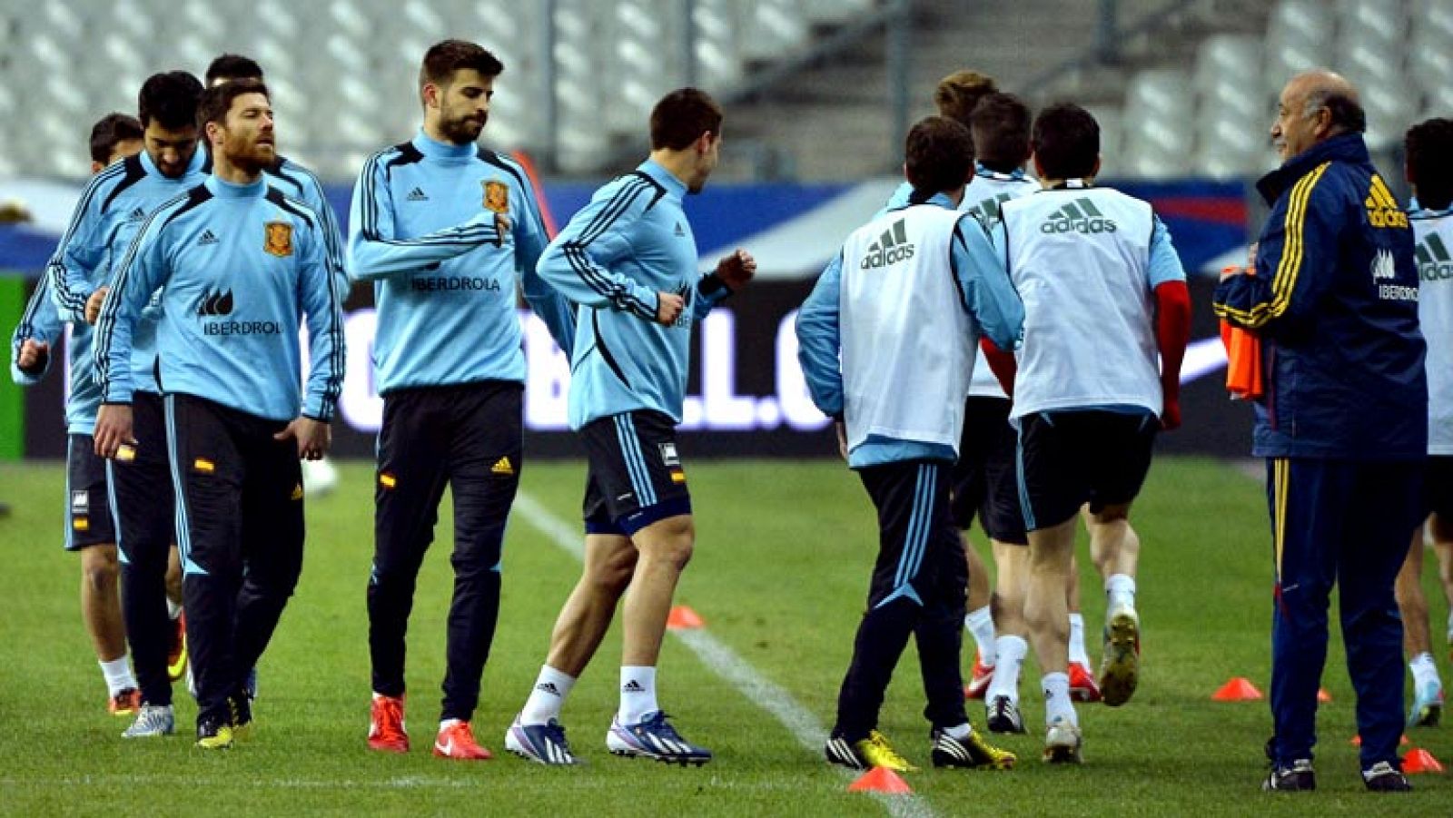 El centrocampista del FC Barcelona Xavi Hernández y su homólogo  del Real Madrid Xabi Alonso se ejercitaron este lunes con normalidad  a las órdenes del seleccionador nacional español, Vicente Del Bosque,  por lo que ambos apuntan al once inicial en