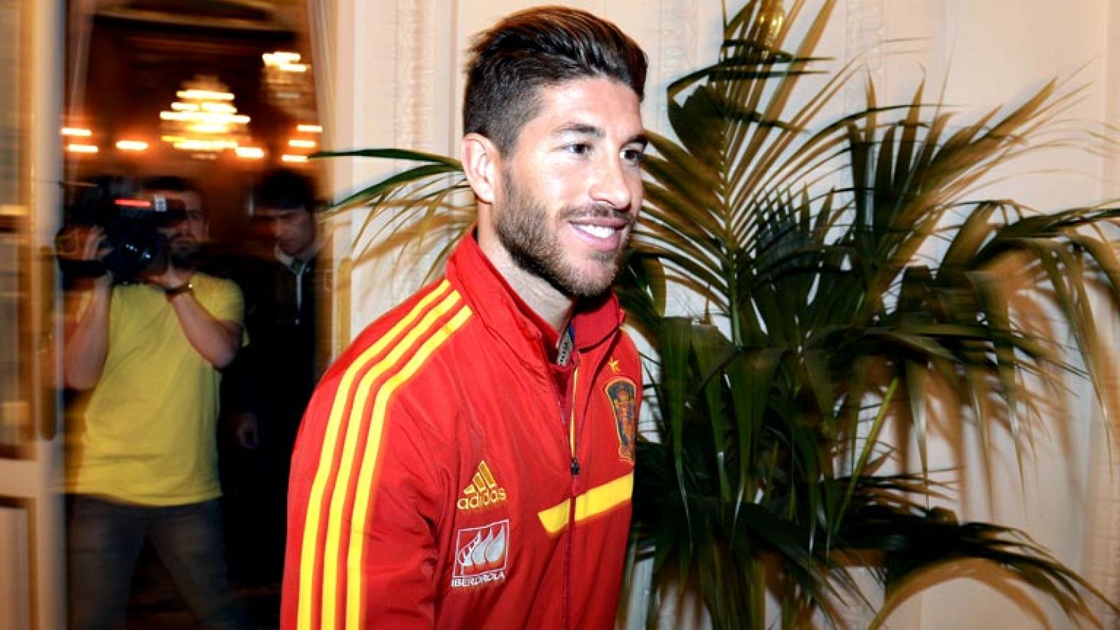 El defensa de España Sergio Ramos indicó hoy que la roja debe salir "con su filosofía y su forma de jugar" en el encuentro del próximo martes contra Francia, aunque advirtió de que "con el escudo no se ganan partidos". "Lo que siempre nos ha llevado