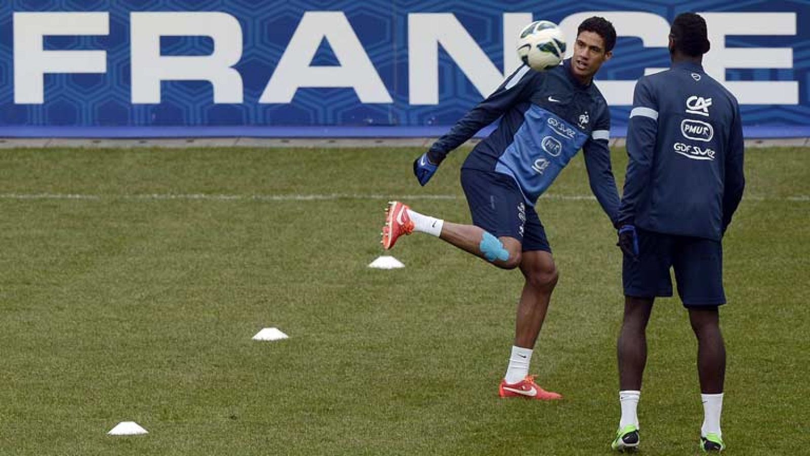 España vuelve a Saint Denis,  un estadio especial aunque solo sea porque jugaron allí el día de su inauguración... Y aunque aquel 28 de enero del 98 la Selección perdió contra Francia 1-0, la última vez que se enfrentaron en Saint-Denis, unos meses a