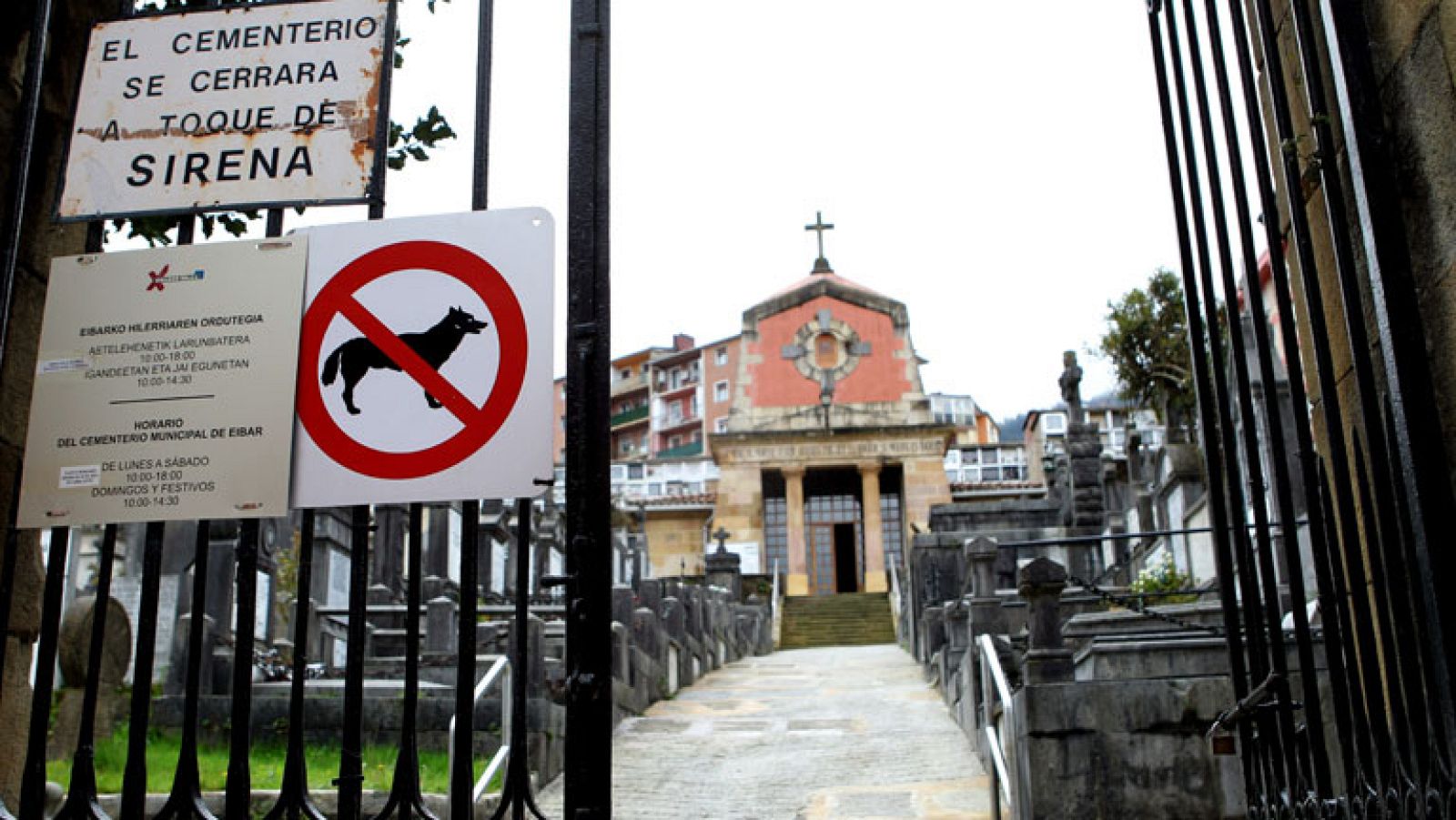 Dos trabajadores del cementerio de Eibar robaban dientes de oro a los muertos | Ver