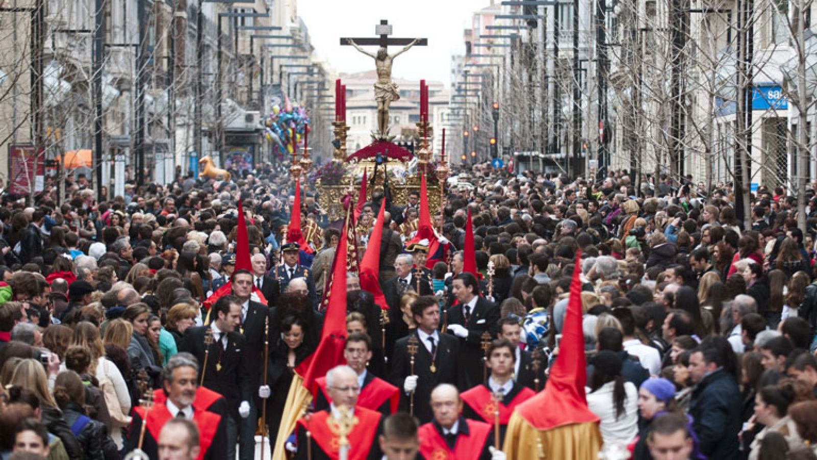 Salida del cristo de los Gitanos, en Granada | Ver