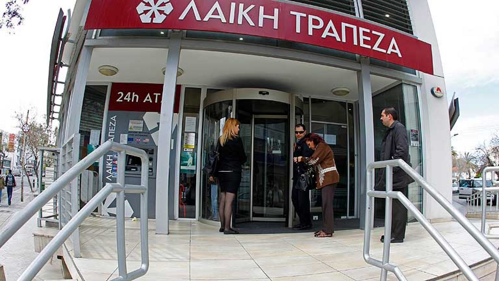 Chipre vuelve a abrir sus bancos tras un mes - Informativo 24h | Ver