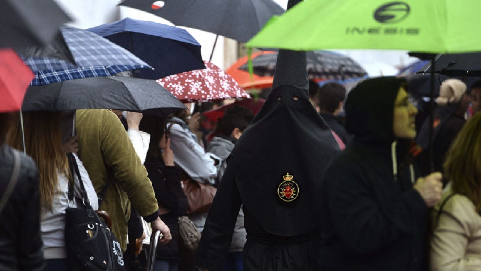 La lluvia afecta a numerosas procesiones este Viernes Santo | Ver
