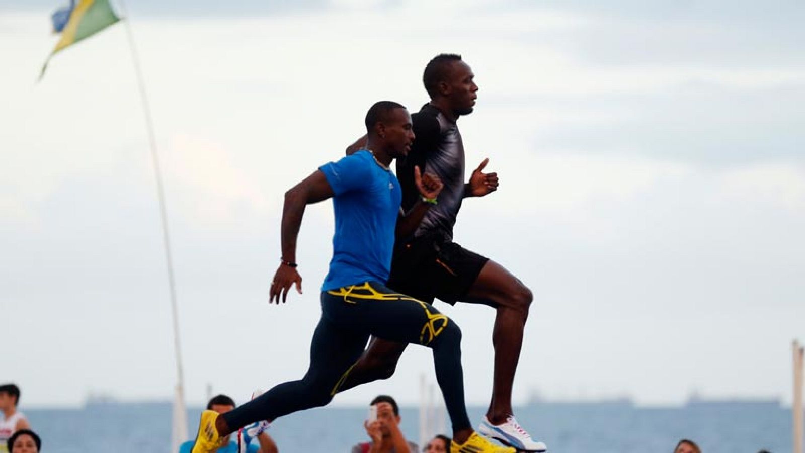 Bolt, en Copacabana poniendo a punto Río 2016 | Ver