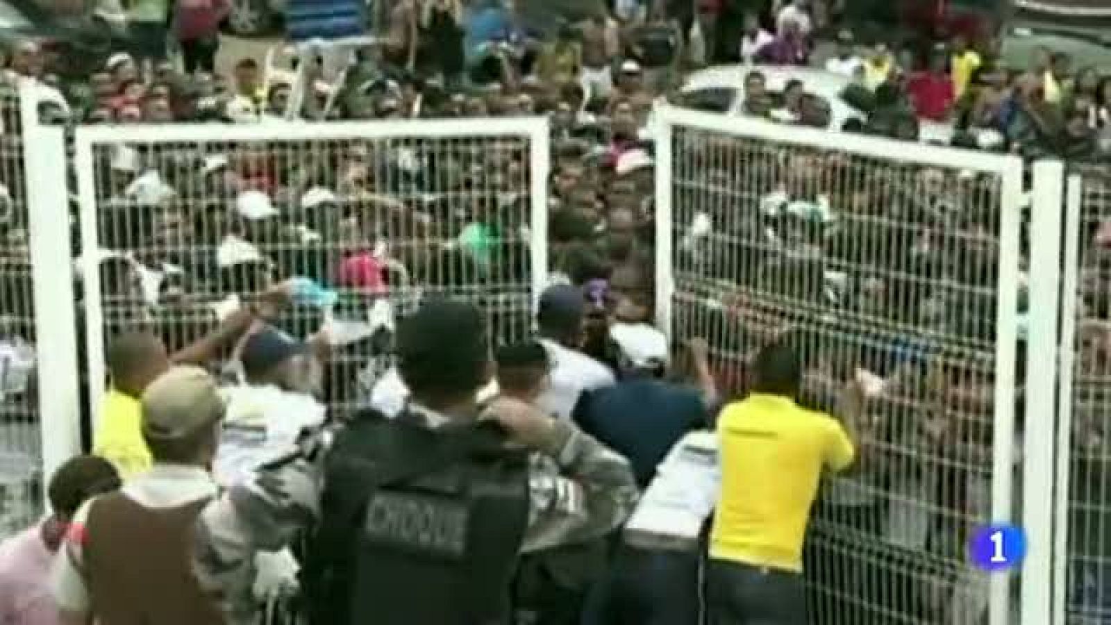 No es ninguna manifestación sino las tremendas aglomeraciones que se han formado a las puertas del estadio de Salvador de Bahía, una de las sedes para el Mundial de 2014, que abrirá sus puertas el próximo 7 de abril. Miles de personas hicieron cola d