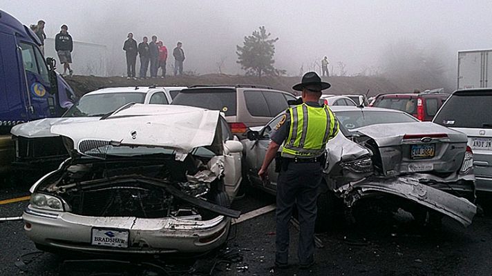 Informativo 24h - Al menos 3 muertos y 25 heridos en un choque múltiple de vehículos en EEUU