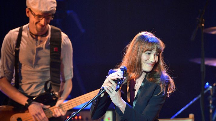 Telediario 1 - Carla Bruni se levanta de una entrevista cuando le preguntan por la imputación de Sarkozy