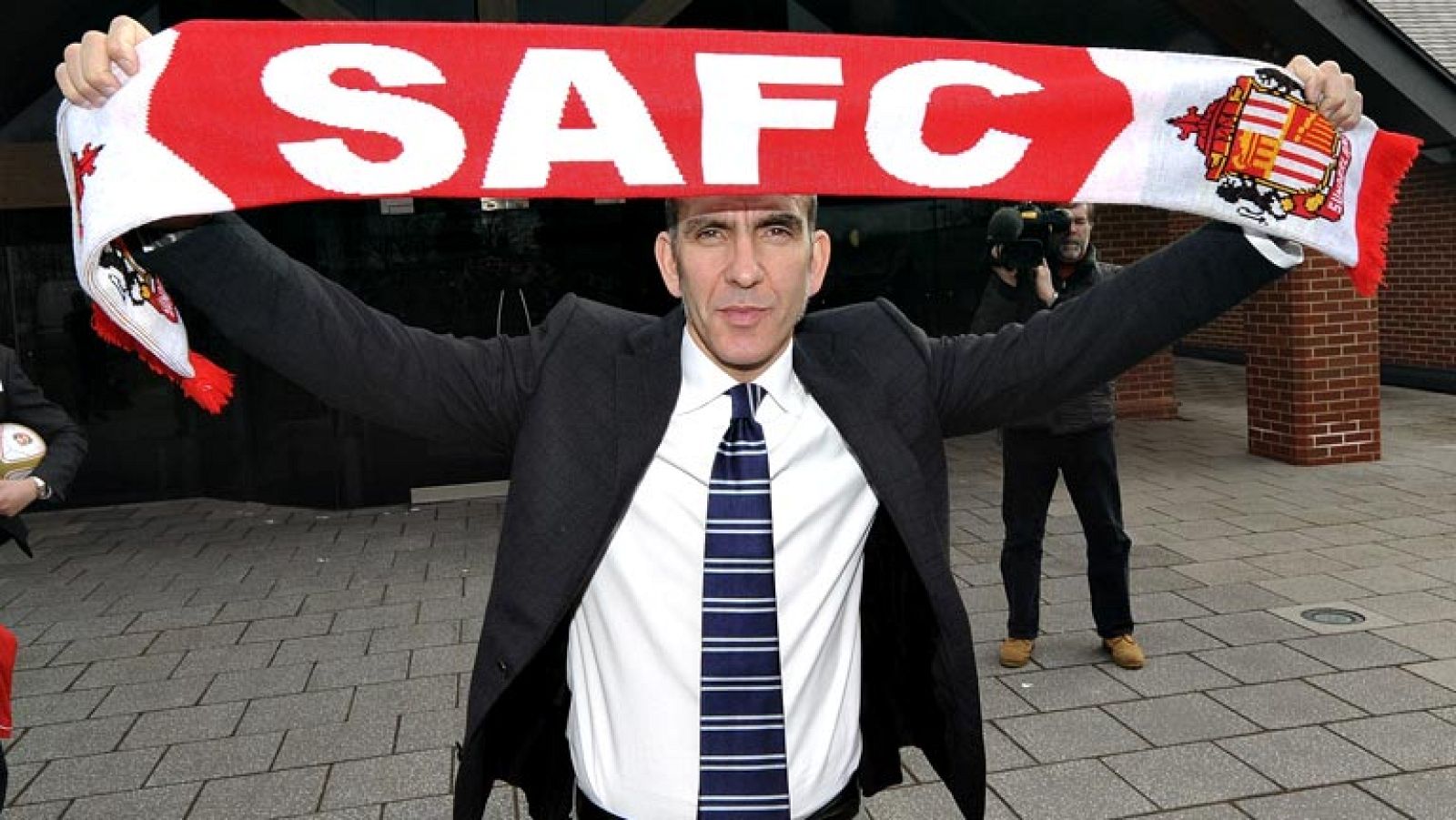 El nuevo entrenador del Sunderland, Paolo Di Canio, asumió hoy de forma oficial su cargo en el equipo de la Premier en medio de una polémica por su presunta ideología política que ha provocado la división de la afición. El italiano, que jugó en vario