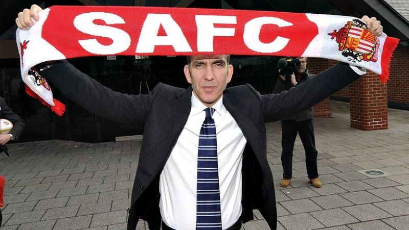 El nuevo entrenador del Sunderland, Paolo Di Canio, asumió hoy de forma oficial su cargo en el equipo de la Premier en medio de una polémica por su presunta ideología política que ha provocado la división de la afición. El italiano, que jugó en vario