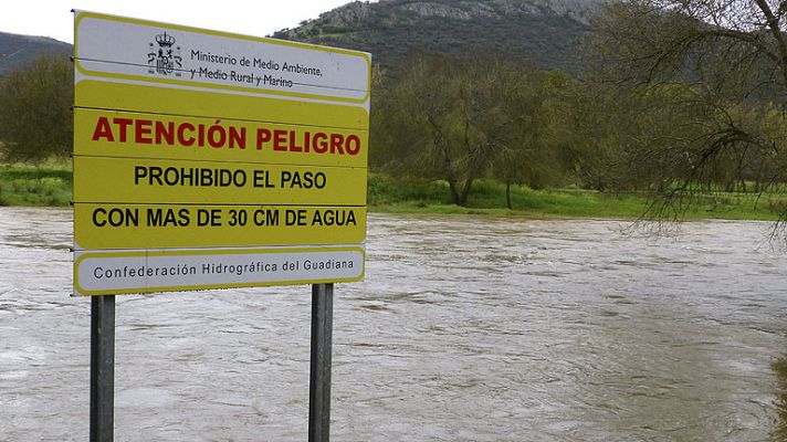 Telediario 1 - Evacúan a más de 600 personas en un pueblo de Badajoz por riesgo inundaciones