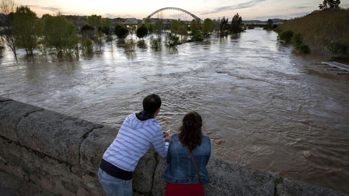 Informativo 24h - Los vecinos de Barbaño, en Badajoz, evacuados ante la previsión de crecida del río Guadiana