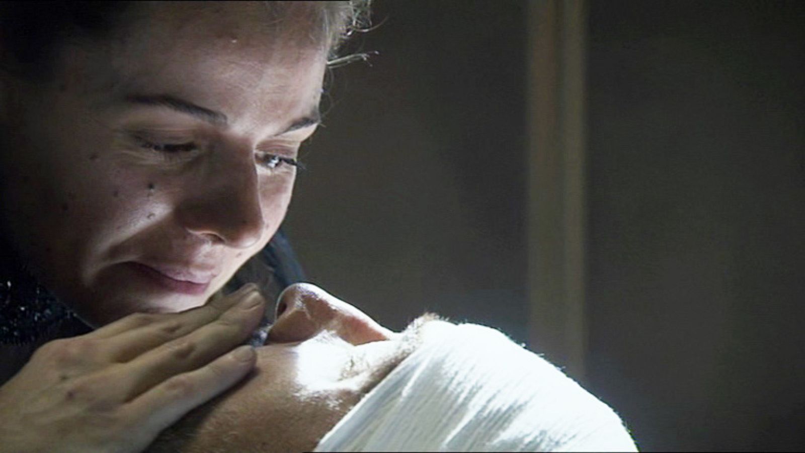 Águila roja - Hernán abre los ojos con... Lucrecia | Ver