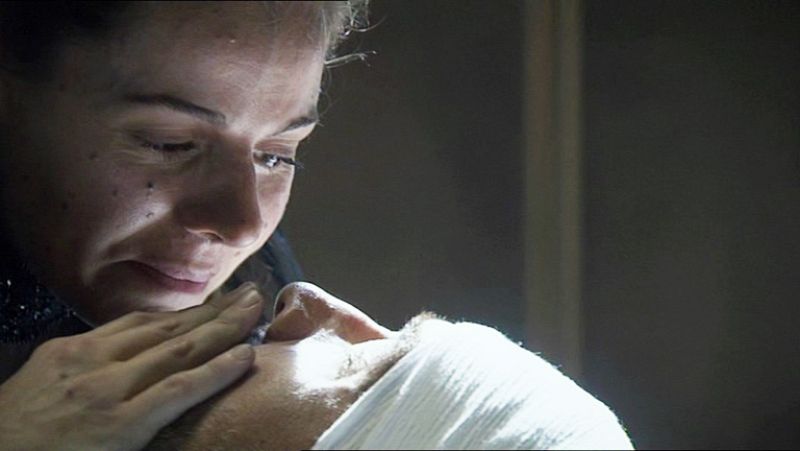 Águila roja - Hernán abre los ojos con... Lucrecia | Ver