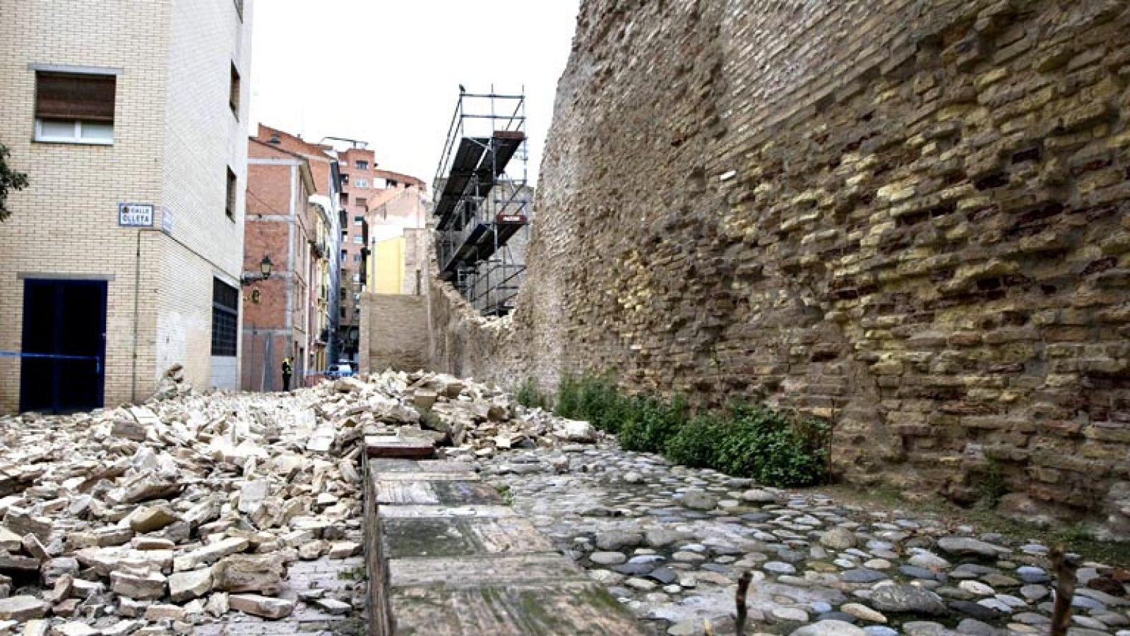 Se derrumban 30 metros de la muralla medieval de Zaragoza, sin causar daños personales | Ver
