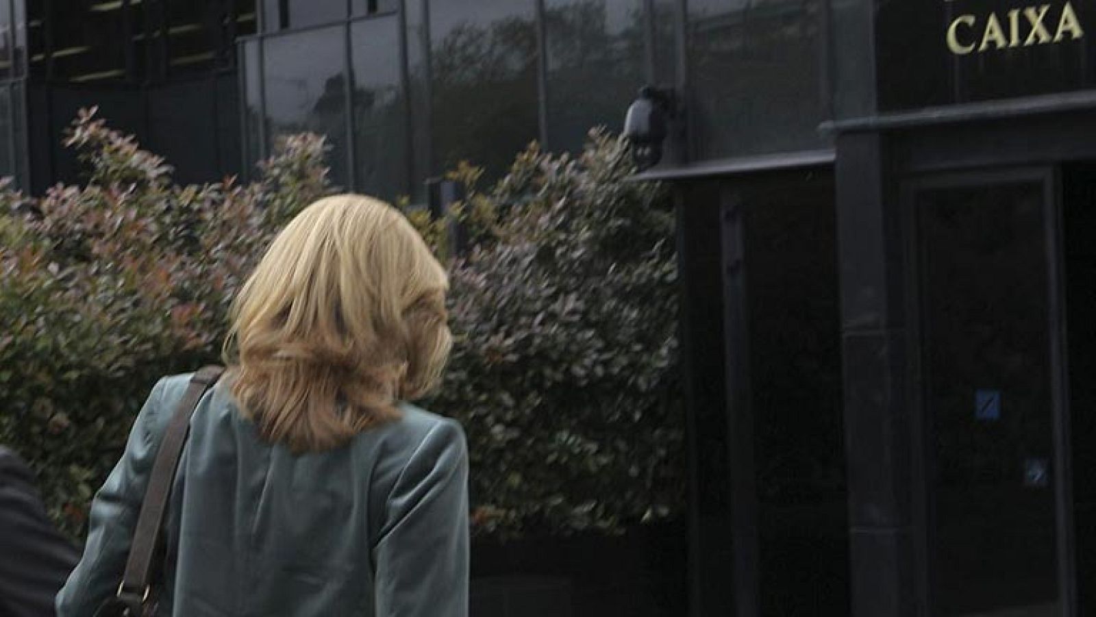 La infanta Cristina acude a su trabajo en La Caixa al día siguiente de su imputación - Informativo 24h | Ver