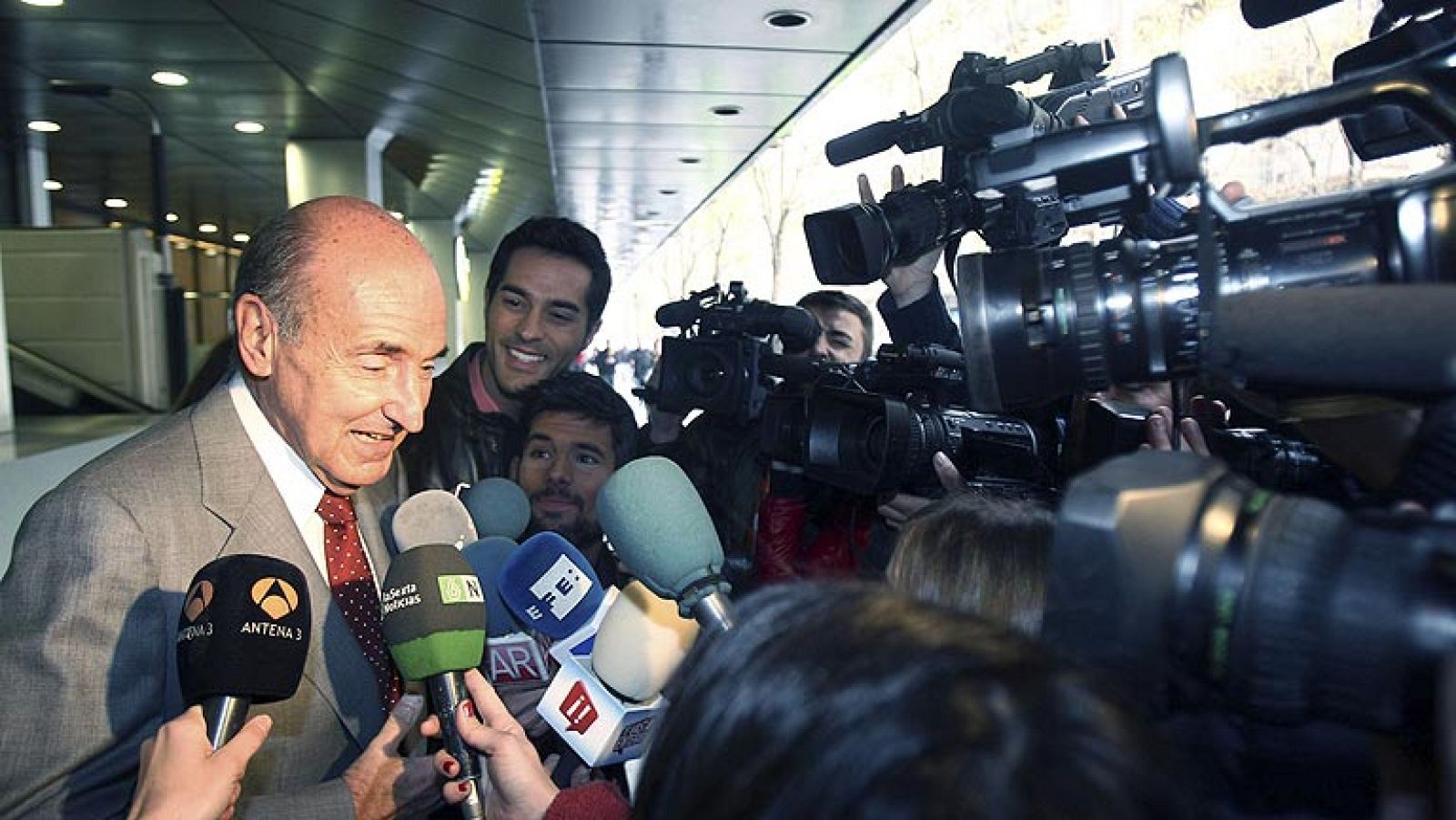 Miquel Roca asume "responsabililzado" la defensa de la infanta Cristina - Informativo 24h | Ver